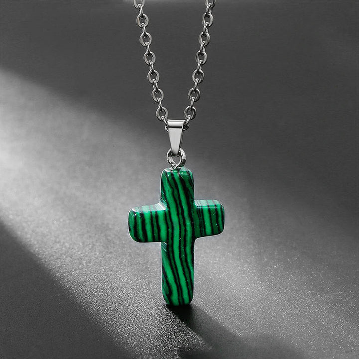 Anmutige Damen Halskette mit funkelndem Edelstein Kreuz. Spiritueller Schmuck, der begeistert.