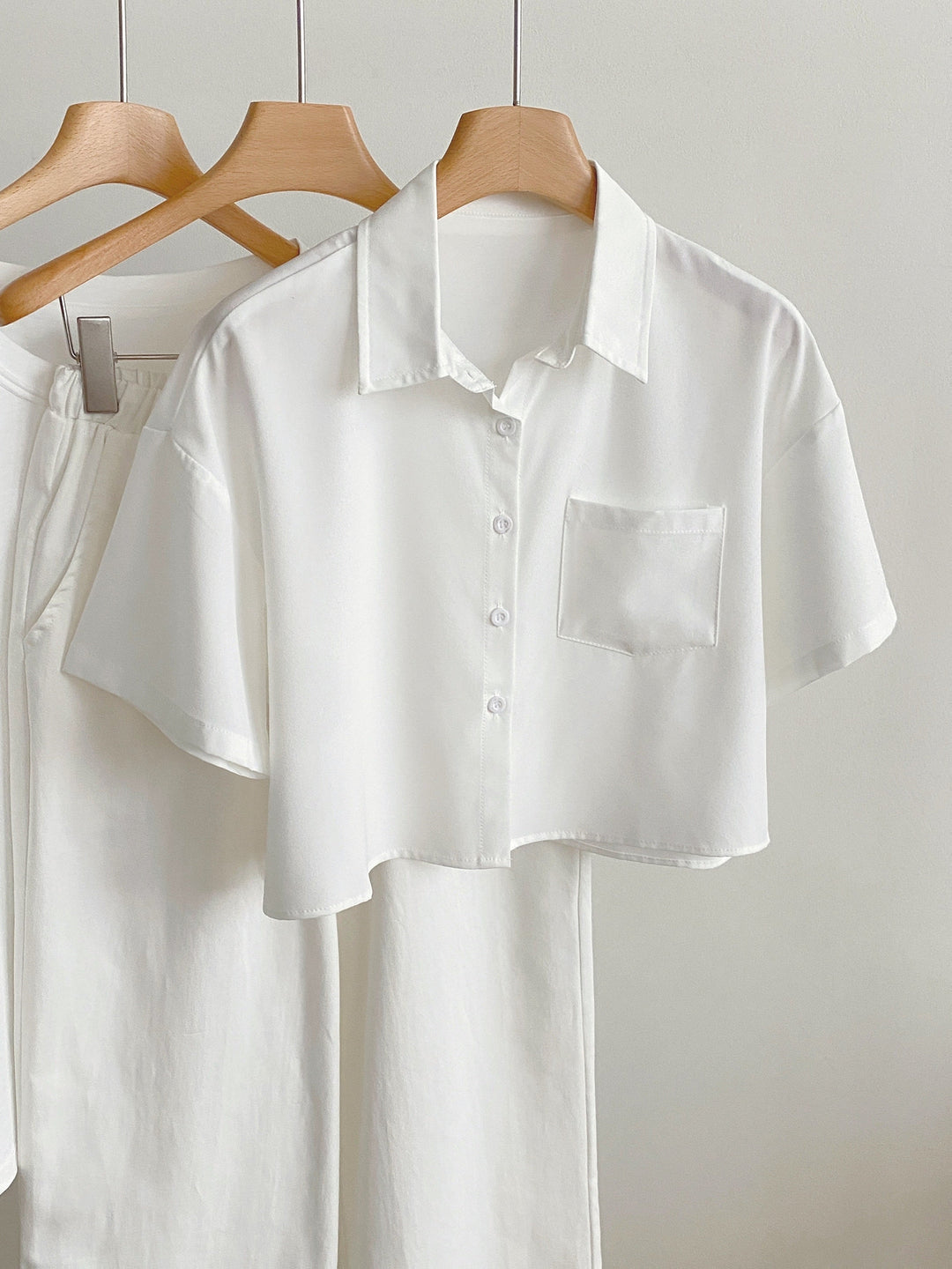 Kurzarmbluse für Damen, lässig geschnitten, cropped Design, bequem und modern im Sommer.