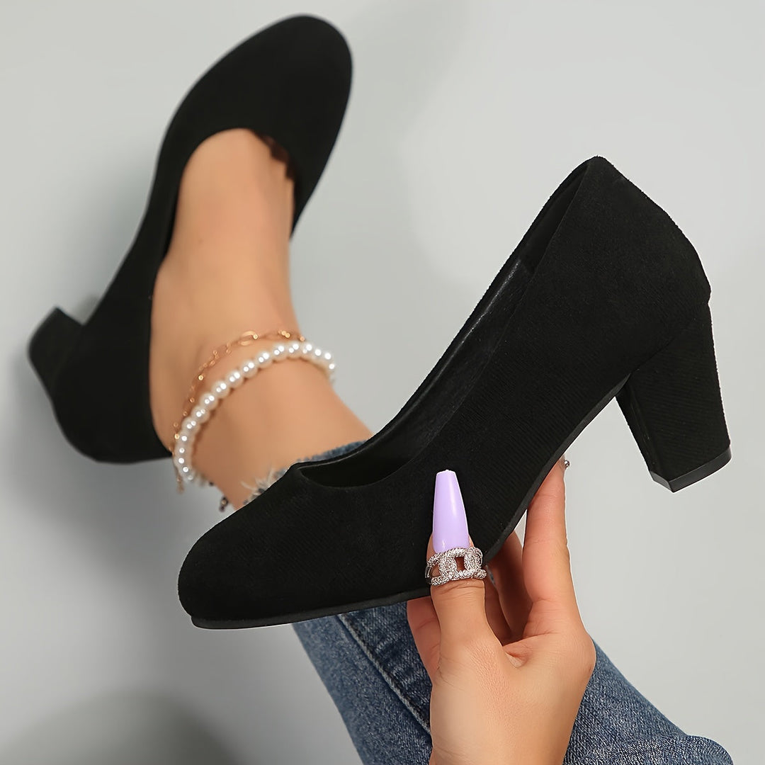 Schwarze Damen Pumps, weite Passform, 5cm Absatz. Bequeme, elegante Damenschuhe für Büro & Alltag.