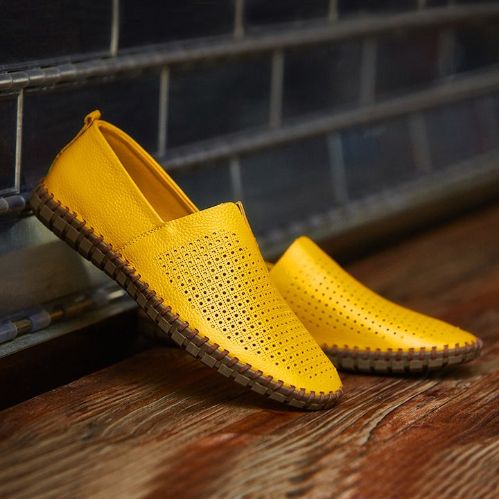Detailaufnahme der Gummisohle von Herren Slip-On Fahrschuhen. Bietet sicheren Halt & Komfort für Alltag & Freizeit.
