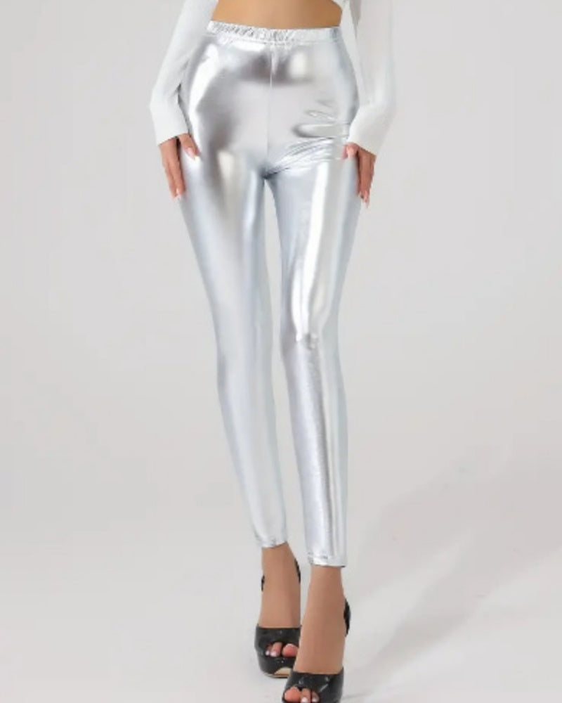 Goldene, figurbetonte Damen-Leggings mit Glanz-Effekt. Modisch und sexy für ein Statement-Outfit.