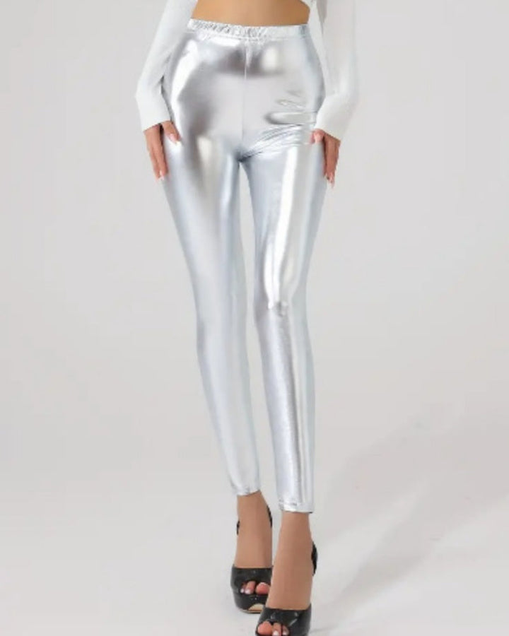 Goldene, figurbetonte Damen-Leggings mit Glanz-Effekt. Modisch und sexy für ein Statement-Outfit.
