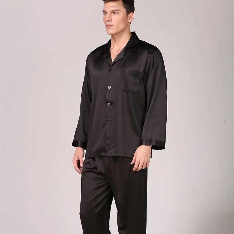 Modernes Herren Pyjama Set als bequemer Hausanzug. Ideal als Schlafkleidung & Freizeitbekleidung für Männer.