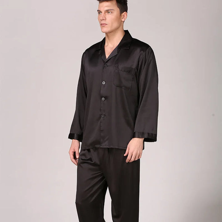 Modernes Herren Pyjama Set als bequemer Hausanzug. Ideal als Schlafkleidung & Freizeitbekleidung für Männer.