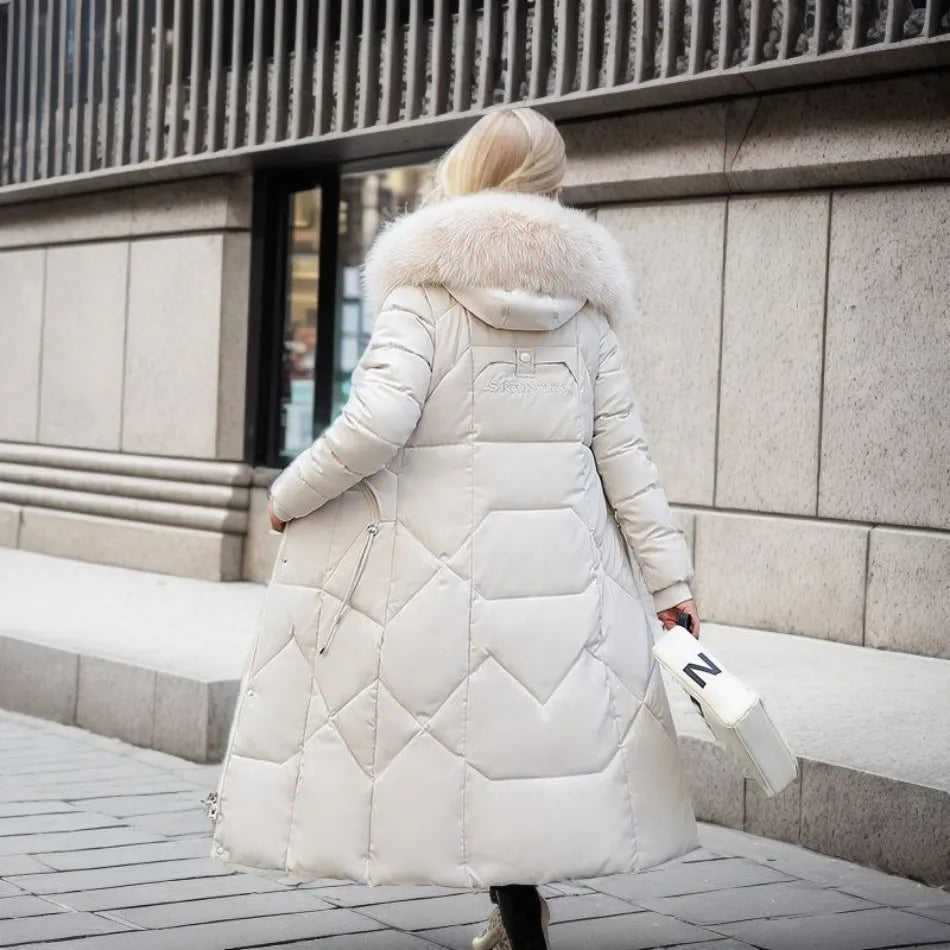 Stylischer Damen Wintermantel, gesteppt, lang, mit hohem Kragen für optimalen Kälteschutz.