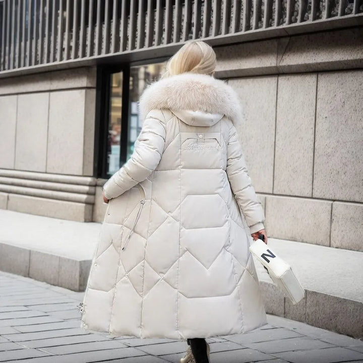 Stylischer Damen Wintermantel, gesteppt, lang, mit hohem Kragen für optimalen Kälteschutz.