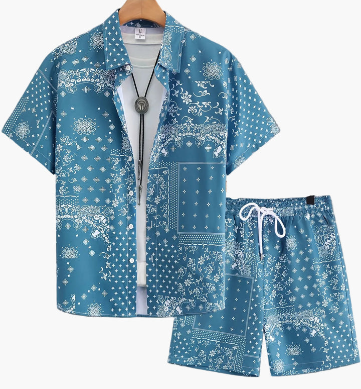 Modell trägt stylisches Herren Bandana Print Freizeit Set: Kurzarm Hemd & Shorts.