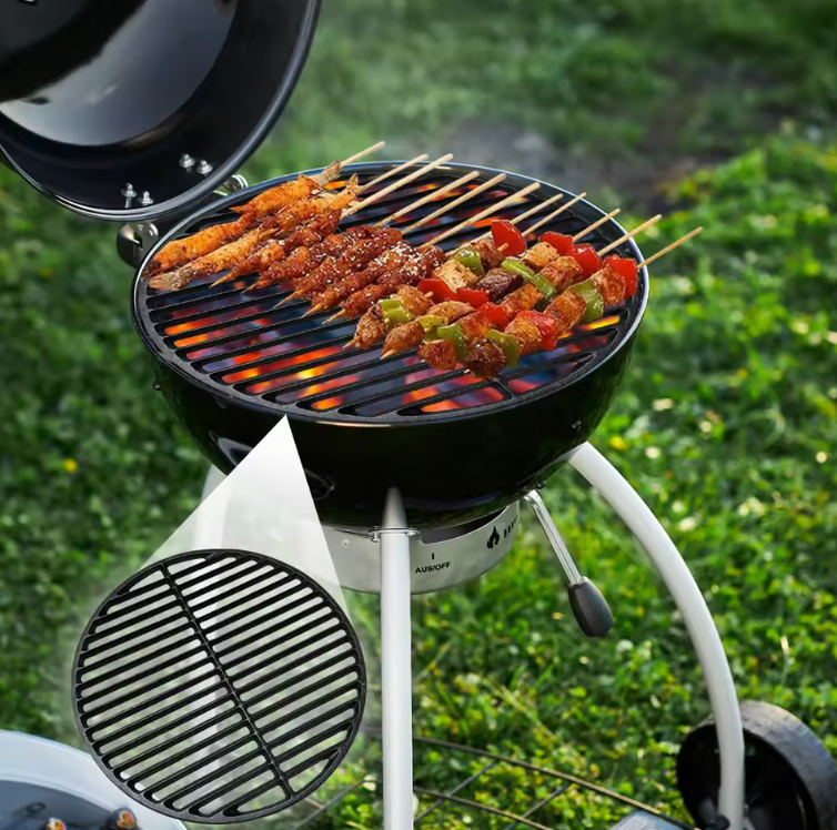 Robuster runder Grillrost aus Gusseisen für perfekte Hitzeverteilung beim Grillen und Outdoor Kochen.