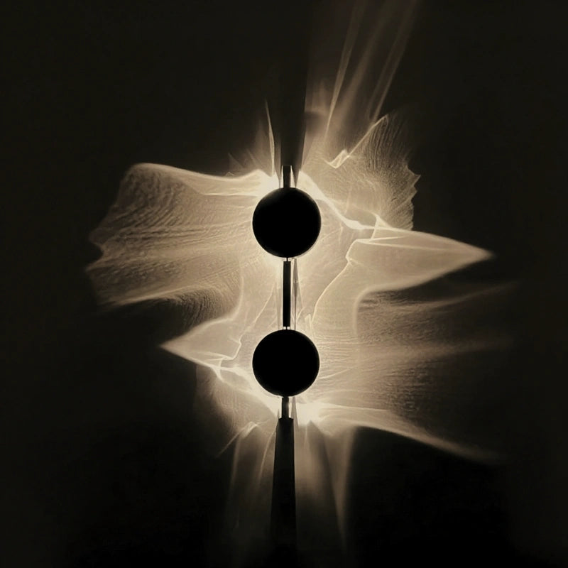 Moderne LED-Wandleuchte für Innenräume, mit einzigartigem Licht-Schatten-Spiel und Ambientebeleuchtung.