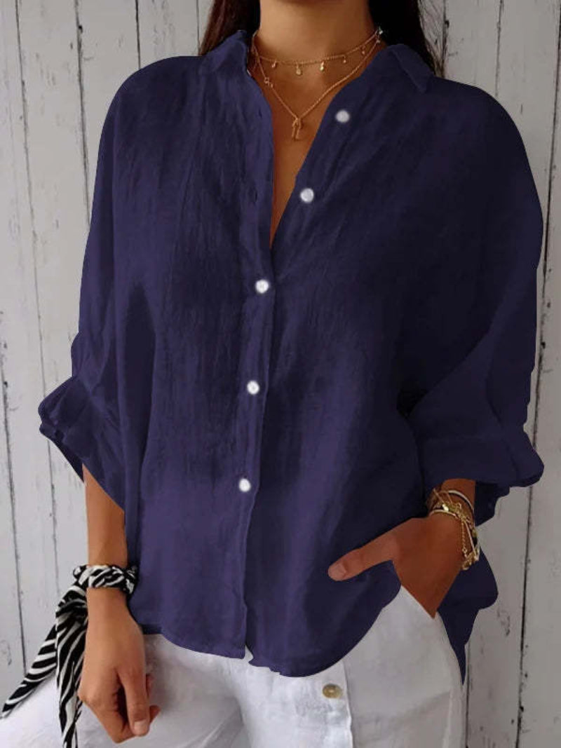 Elegante Damenmode: Oversize Sommerbluse mit dekorativem Rücken. Luftig und modisch für stilvolle Auftritte.
