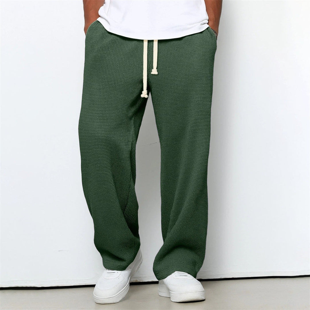 Moderne Herren-Freizeithose mit geradem Bein aus bequemem Waffelstrick. Perfekt für Komfort.