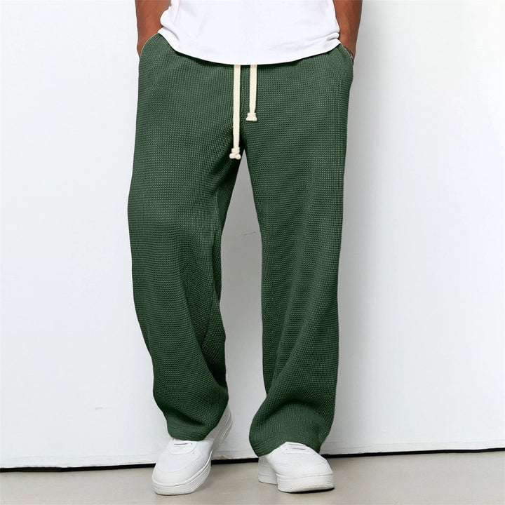 Moderne Herren-Freizeithose mit geradem Bein aus bequemem Waffelstrick. Perfekt für Komfort.