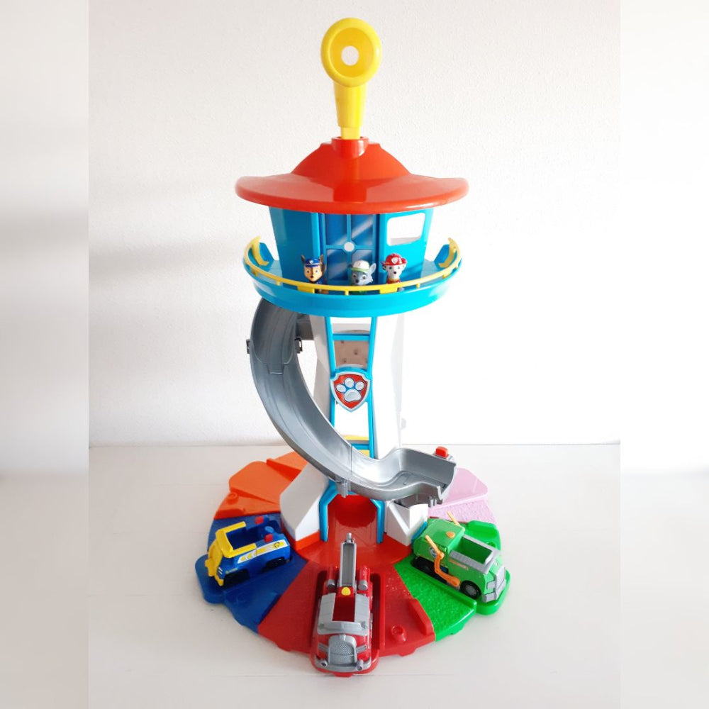Robustes Kunststoffspielzeug: Großer Rutschenturm mit mehreren Autos für stundenlangen Spielspaß. Ideal als Kindergeschenk.