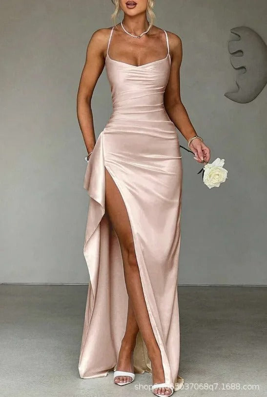 Langes, elegantes Abendkleid für Damen. Gerafftes Design, Herzausschnitt & verführerischer Schlitz.