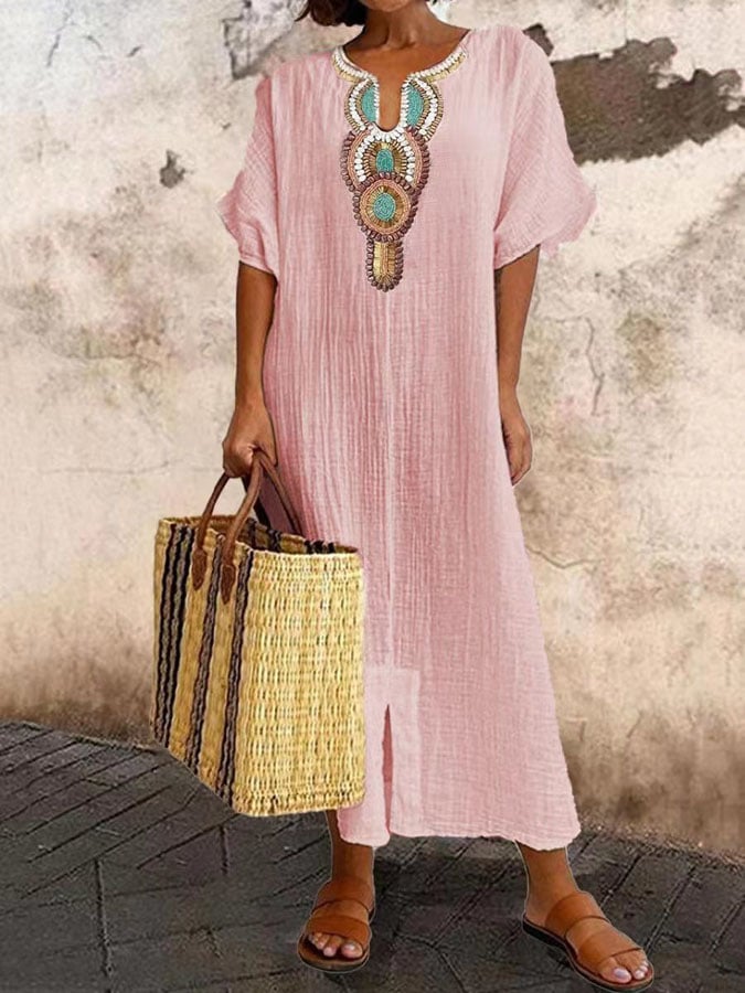 Nahaufnahme der feinen Stickereien auf dem eleganten Damen Kaftan-Maxikleid, ideal für den Sommer.