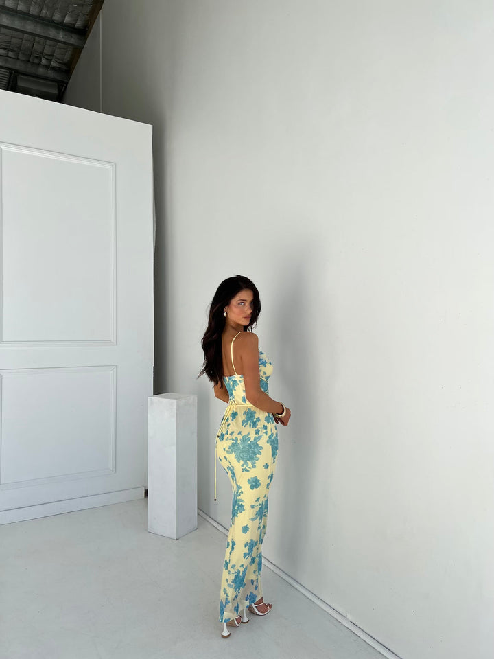 Damen Sommer Maxi Abendkleid in Gelb mit floralem Print, Spaghettiträger Design, elegant und figurbetont für Partys.