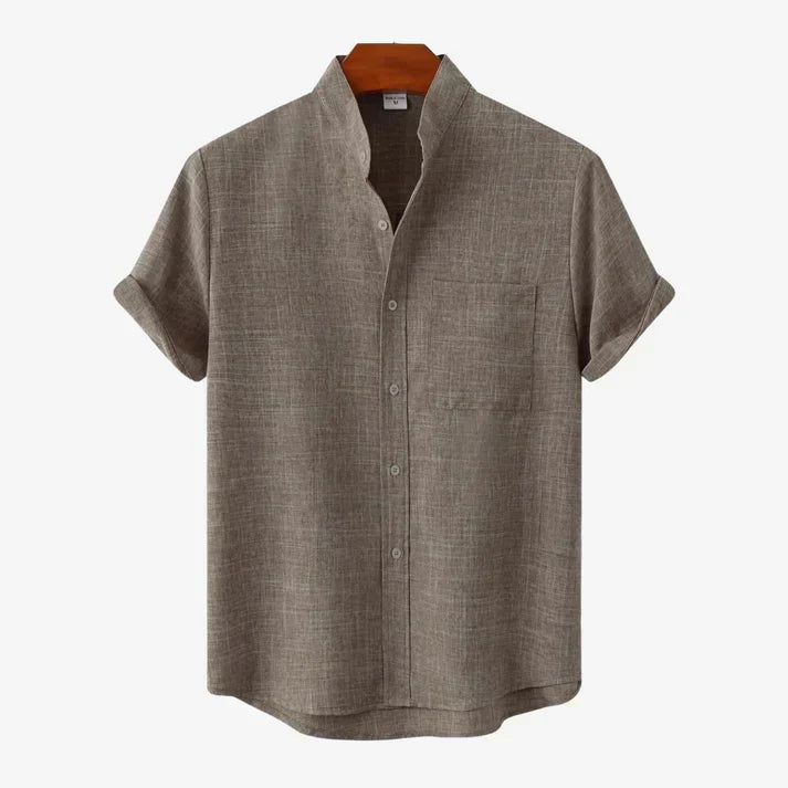 Modisches Herrenhemd mit kurzen Ärmeln und kragenlosem Design. Stilvolle Sommerkleidung für Freizeitoutfits.