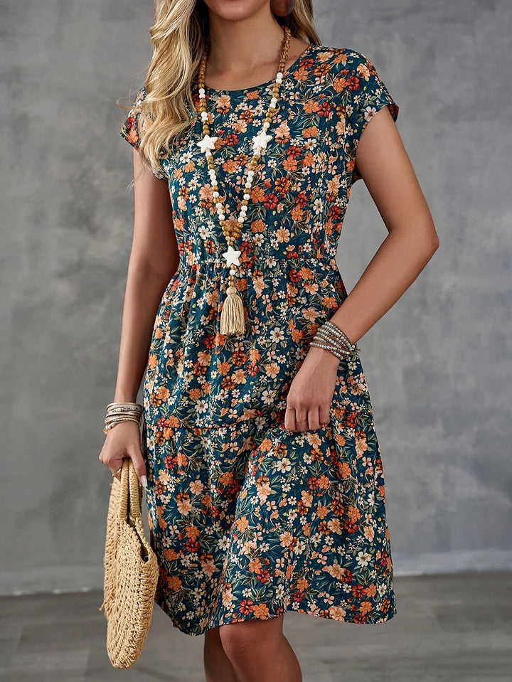 Leichtes Damen Urlaubskleid mit floralem Muster, knielang & kurzärmlig. Bequemes Sommerkleid für heiße Tage.
