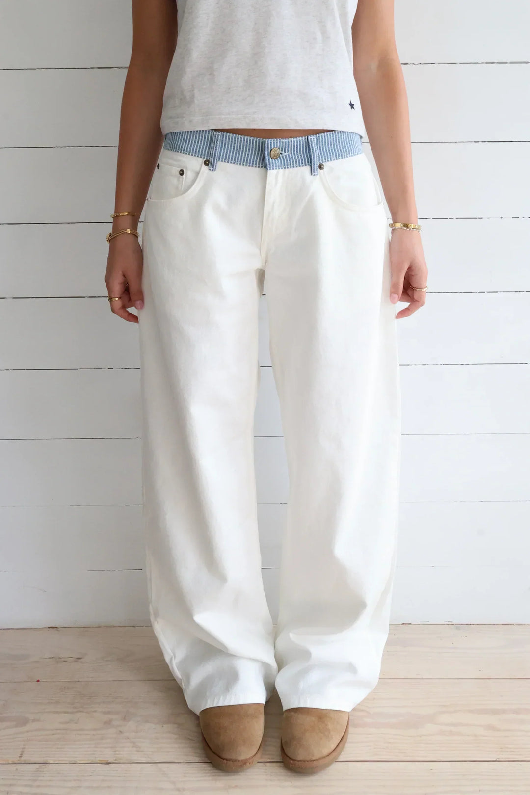 Weiße Damen Relaxed Fit Jeans mit Streifen & mittelhohem Bund. Bequeme Streetwear-Hose mit geradem Bein.