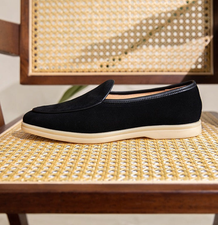 Nahaufnahme der Ledertextur der eleganten Herren Slipper Loafer in Kaffeebraun.