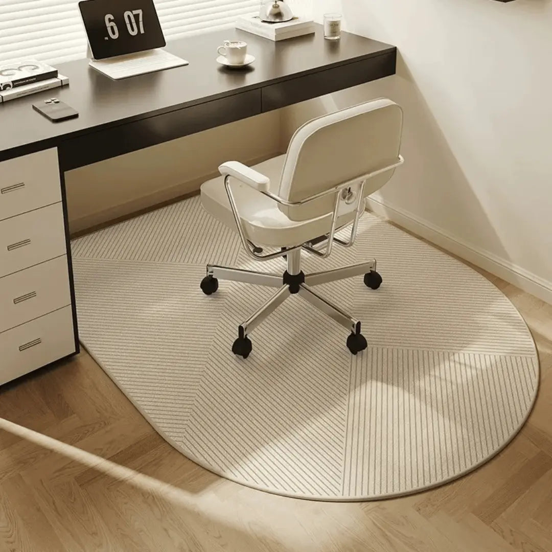 Robuste Bürostuhlmatte mit rutschfester Velours-Oberfläche schützt Boden im Homeoffice & Arbeitszimmer.
