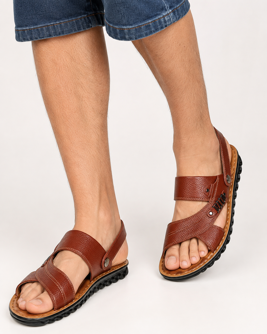 Sportliche Herren Outdoorsandalen mit Klettverschluss. Ideale Reisesandalen für Strand und Sommeraktivitäten.