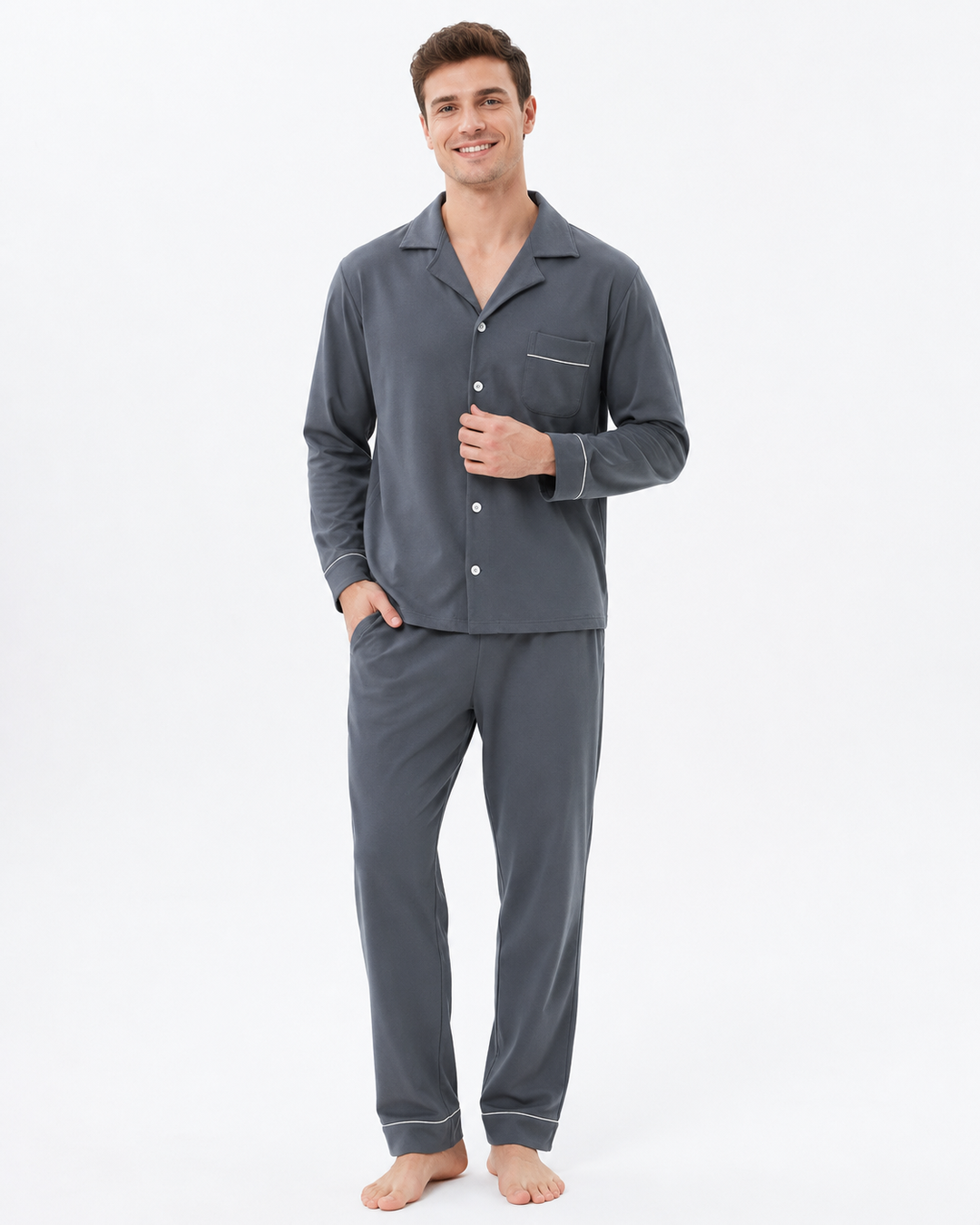 Stylischer Herren Schlafanzug: Langarmshirt & passende Hose. Gemütliches Pyjama Set für Zuhause & Freizeitkleidung.