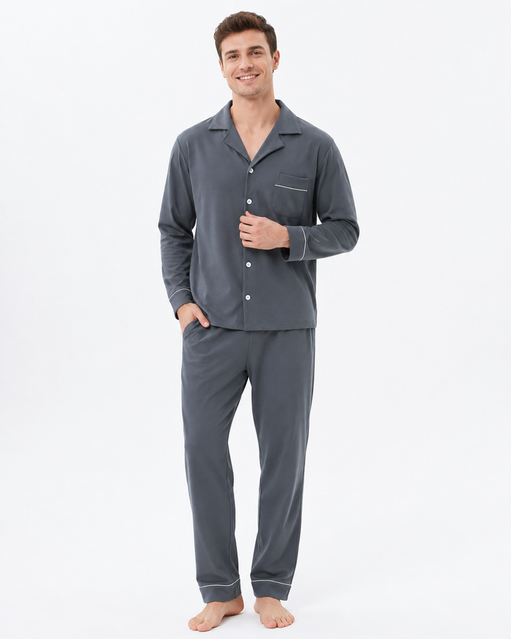 Stylischer Herren Schlafanzug: Langarmshirt & passende Hose. Gemütliches Pyjama Set für Zuhause & Freizeitkleidung.
