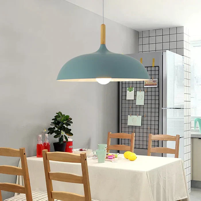Energieeffiziente LED Deckenleuchte mit modernem, skandinavischem Design für stilvolle und sparsame Beleuchtung.