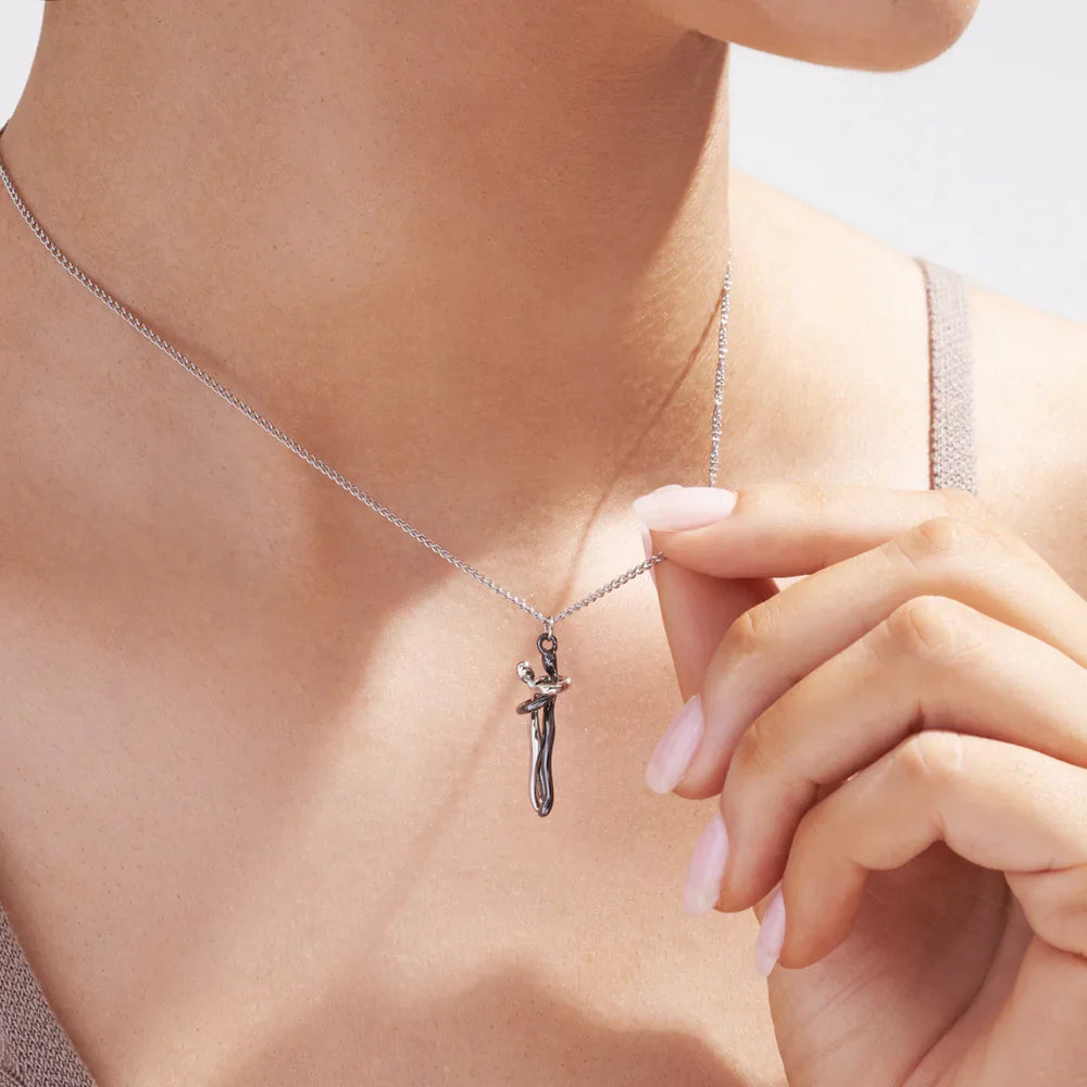 Eleganter Silber-Anhänger, umarmendes Paar. Romantisches Geschenk & Partnerkette für Sie & Ihn.