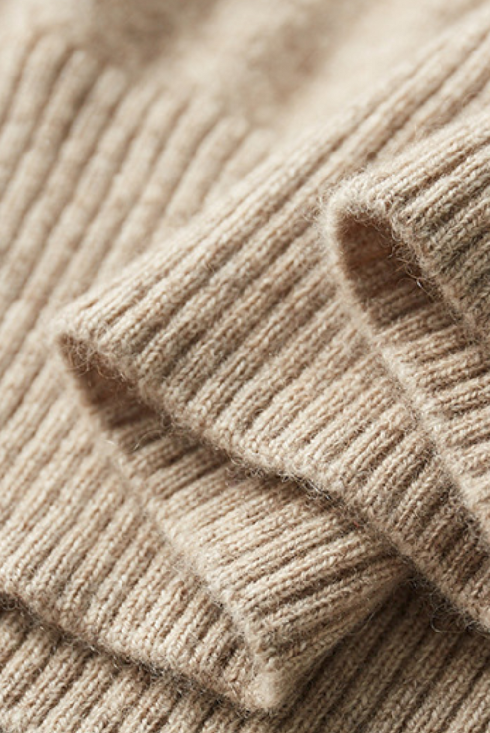 Nahaufnahme des Kaschmir Merinowolle Jogging-Sets, zeigt die luxuriöse, weiche Textur des Stoffes.