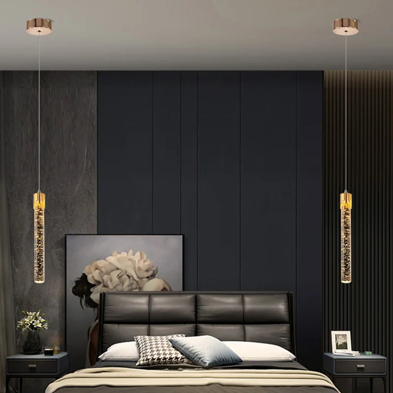 Moderne Zylinder-Hängelampe aus Glas mit warmem Licht. Ideal für Esszimmer und Design-Innenbeleuchtung.