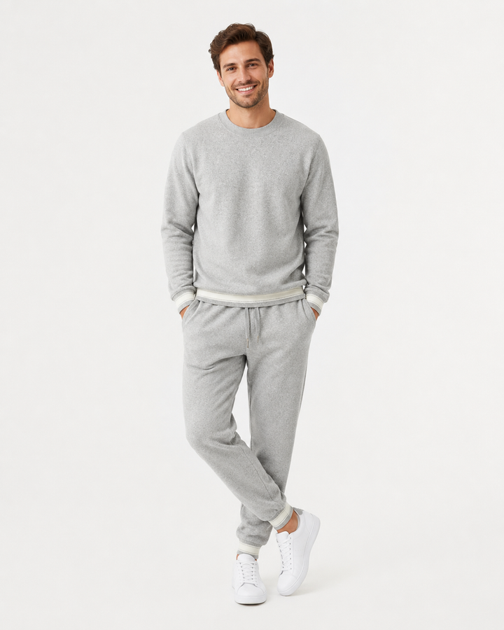 Moderner Herren Trainingsanzug, gestreiftes Set, ideal für lässige Freizeitmode & sportliche Outfits.