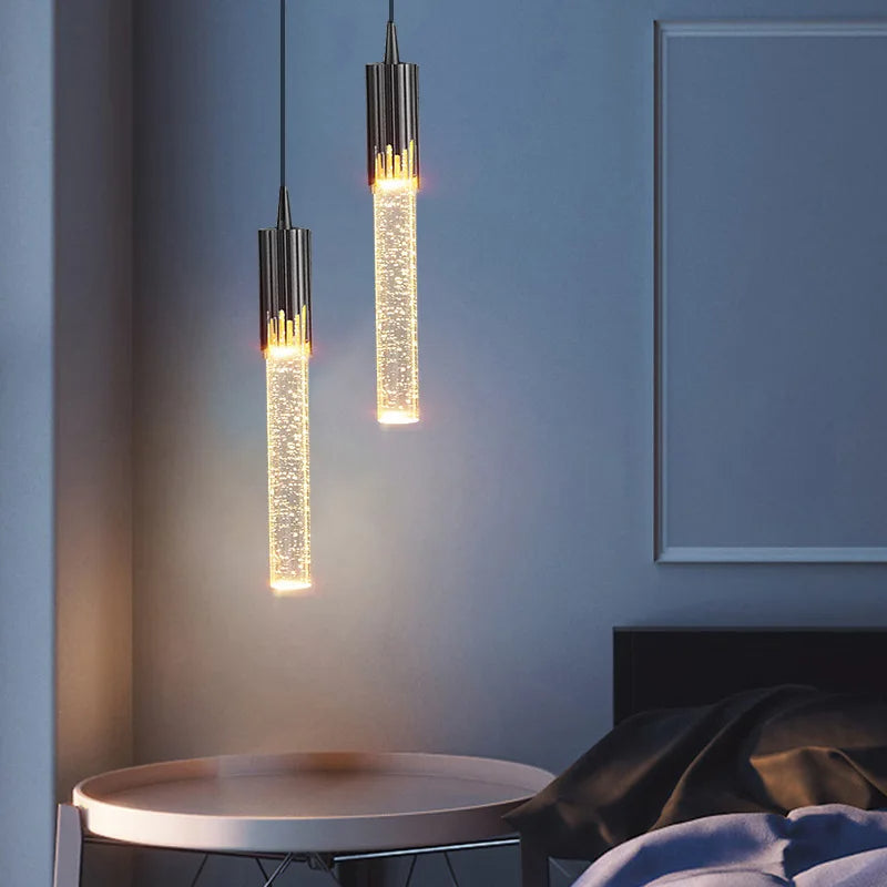 Design-Hängeleuchte aus Glas in Zylinderform. Ideal für modernes Wohnzimmer oder Esszimmer mit warmem Licht.
