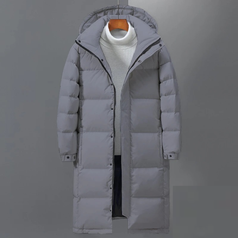 Hochwertiger Herren Steppmantel mit Kapuze. Lange, warme Winterjacke für ultimativen Winterschutz & modernen Stil.