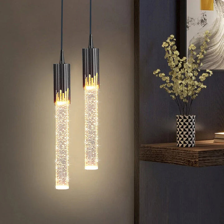 Elegante Glas-Pendelleuchte Zylinderform, spendet warmes Licht. Moderne Deckenleuchte für stilvolle Innenarchitektur.
