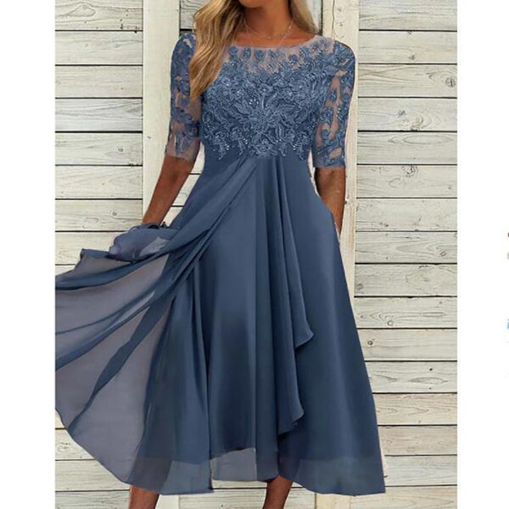 Elegantes blaues Damenkleid mit Spitze, knielang in A-Linie, als festliches Abendkleid oder Sommerkleid.
