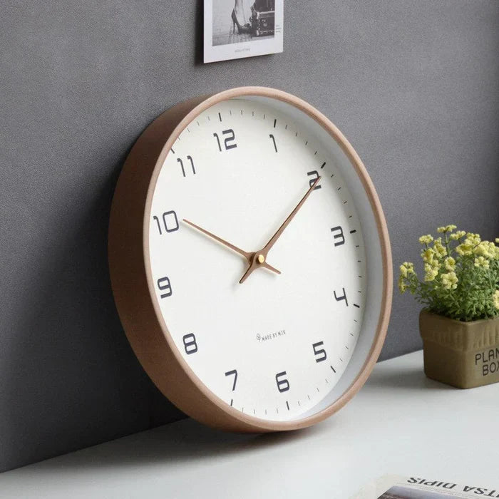 Präzise Wanduhr als stilvolle Heimdekoration. Ideal für moderne Wohnräume und Büros.