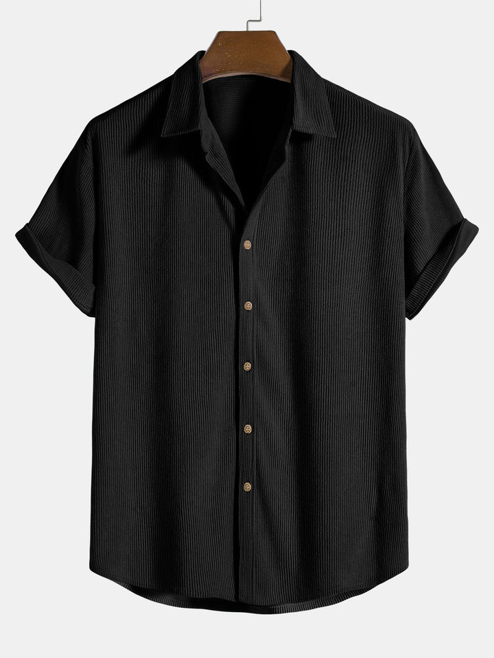 Komfortables Herren Freizeit Set: Gestreiftes Shirt und lockere Shorts, bequem und im Trend.