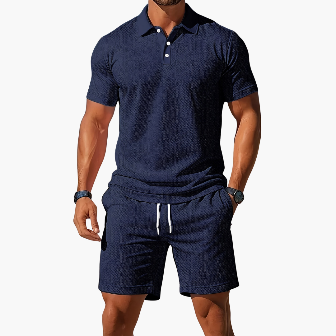 Bequemes Herren Sommer Set: Lässiges Polohemd & sportliche Shorts, ideal für warme Sommertage.