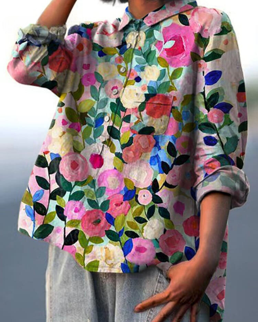 Vielseitige Damenbluse mit zartem Blumenmuster, elegant und locker für Stil.