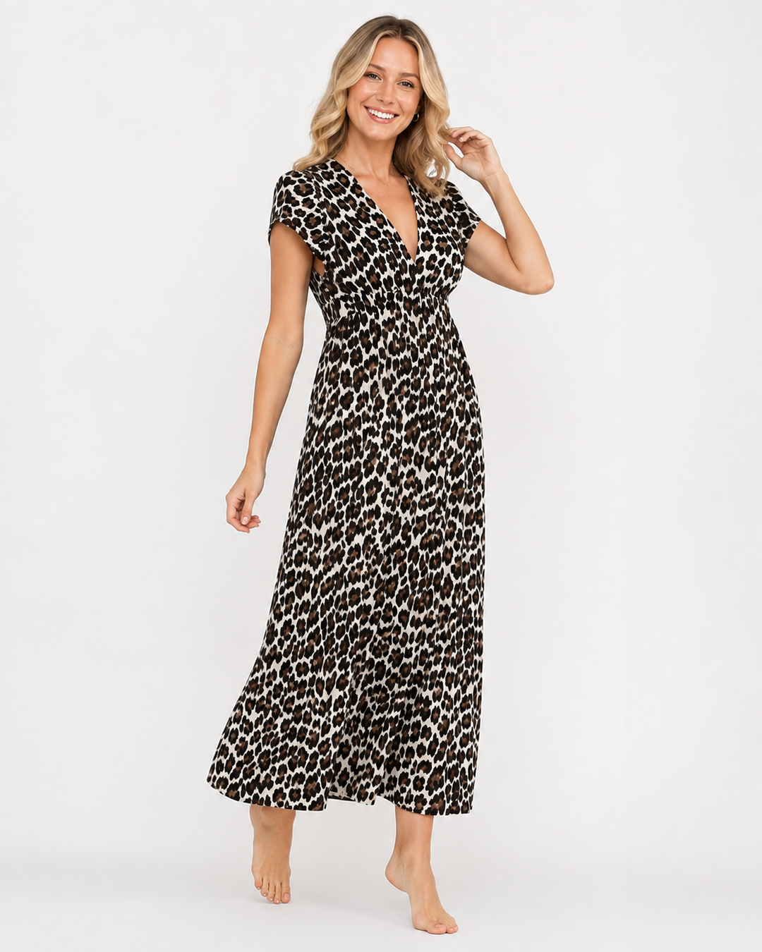 Modernes graues Damen Maxikleid mit auffälligem Leo-Print und schickem Rückenausschnitt, ideal als Freizeitkleid.