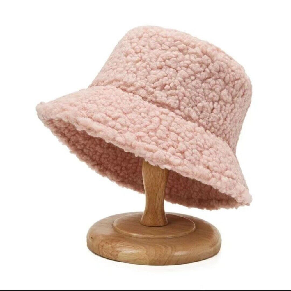 Stylischer Teddy Fischerhut für Herbst & Winter. Trendige Kopfbedeckung als Mode-Accessoire für Damen & Herren.