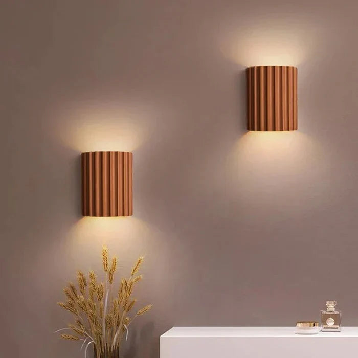Designer ArtisticWave Wandleuchte, modernes Kunstharz-Design, ideal für Akzentbeleuchtung.