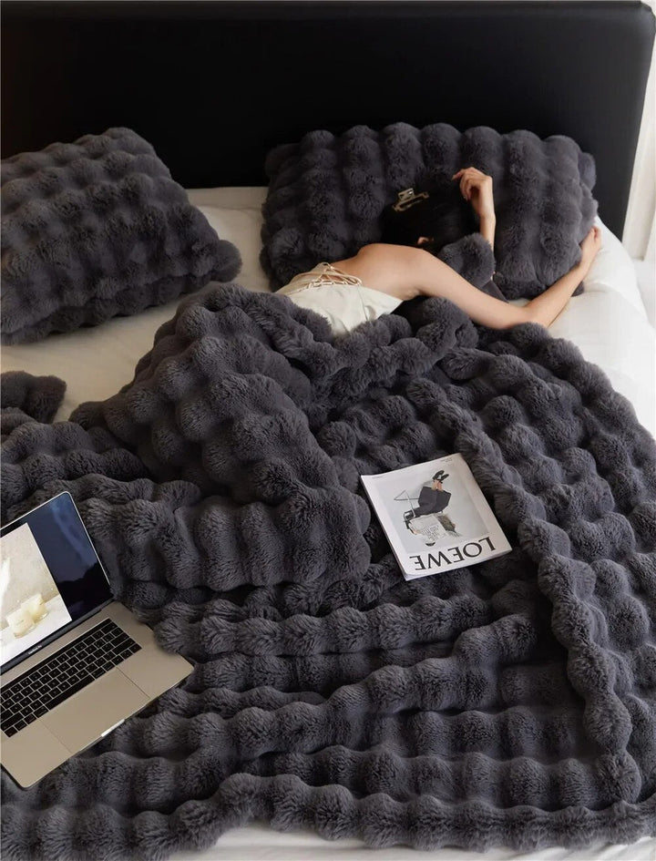 Kuschelige Plüschdecke "WarmWol", extra weich und flauschig, ideal für Sofa und Bett.