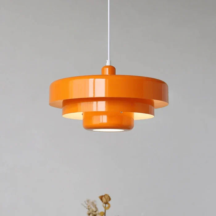 Zeitlose Vintage LED Pendelleuchte aus Metall; industrielle Lampe für modernes Interieur Design.