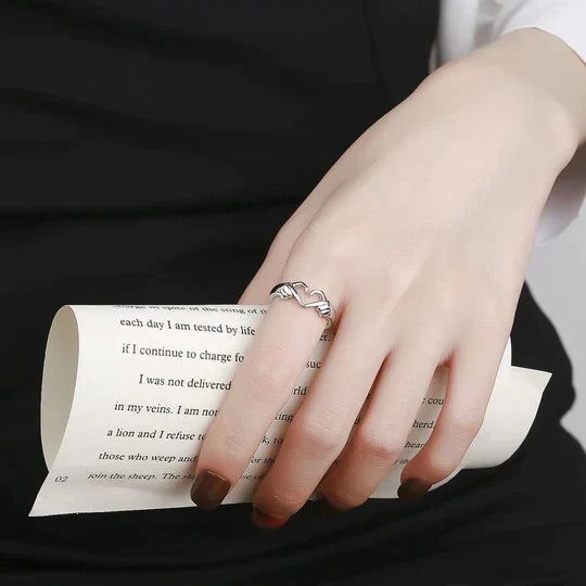 Eleganter verstellbarer Damen Herzring, hypoallergen, in glänzendem Silber. Perfektes Geschenk zum Jubiläum.
