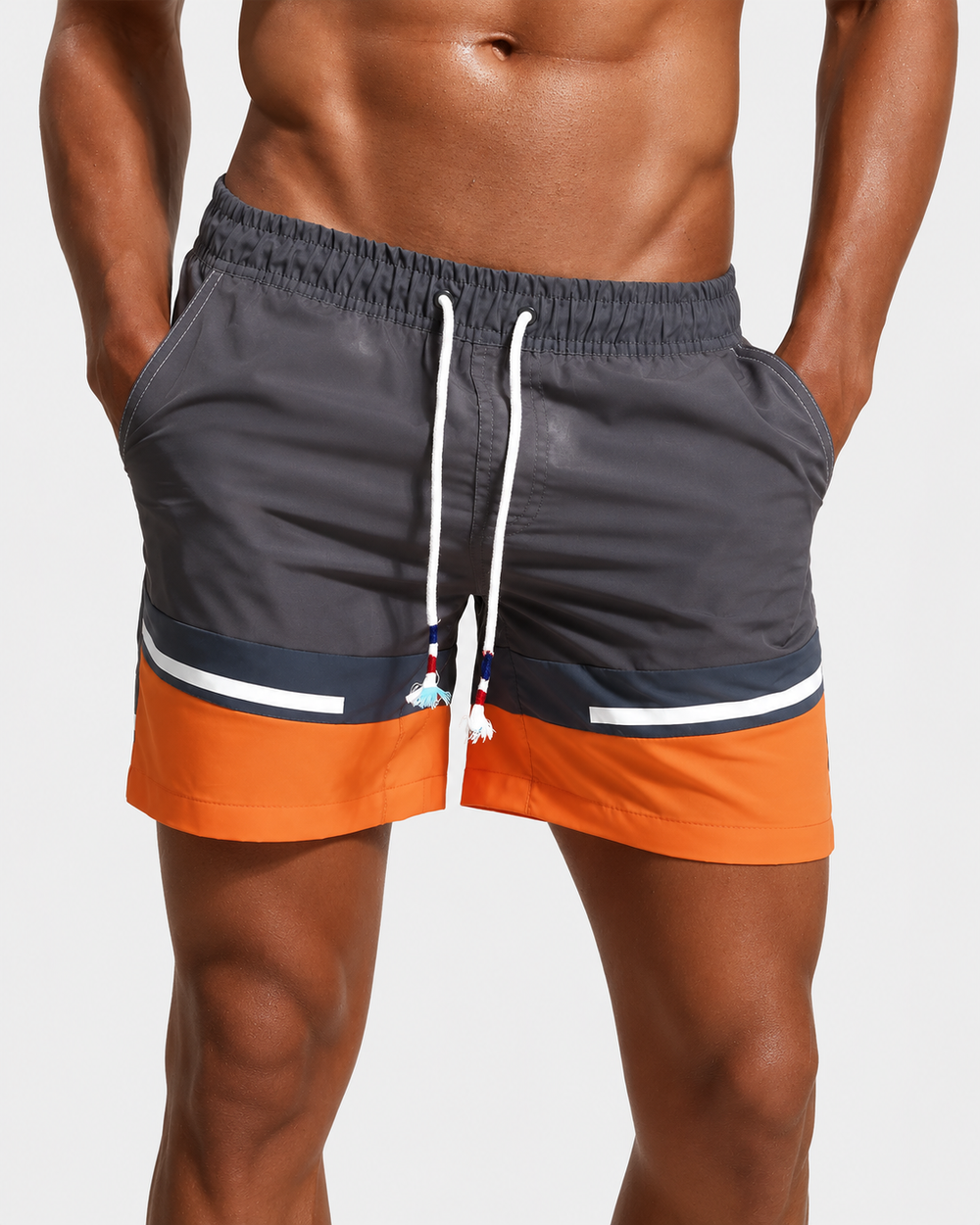 Bequeme Herren Badeshorts mit Farbblock-Muster, ideal für Strand, Schwimmen & Freizeit im Sommerurlaub.