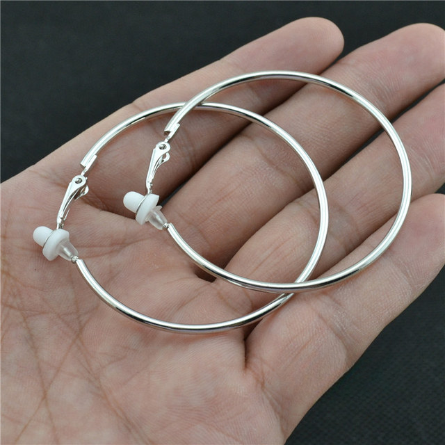 Robuste Edelstahl Clip Ohrringe, silber, für Damen, die Komfort und Stil ohne Piercing wünschen.