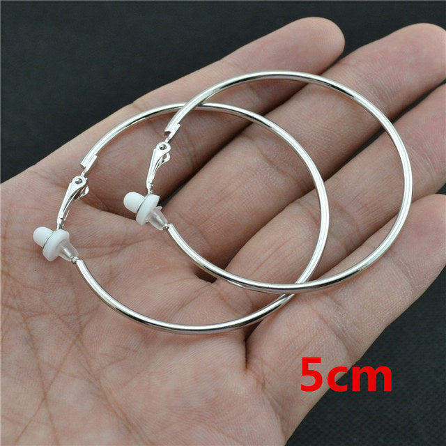 Zeitlose Gold Clip Ohrringe, Damen, kein Piercing nötig, als klassisches und stilvolles Schmuckstück.